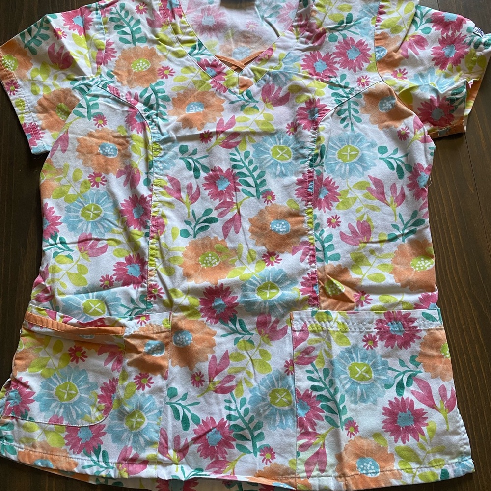 Floral Women’s Scrub Top- Multicolor